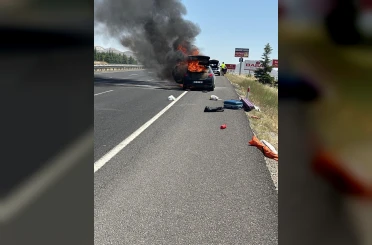 Eskişehir’de seyir halindeki otomobil alevlere teslim oldu 