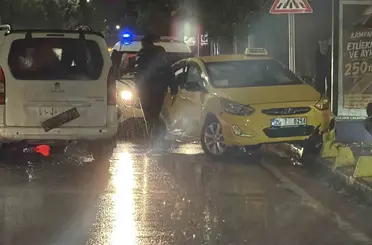 Eskişehir’de taksi ile panelvan çarpıştı: 3 yaralı
