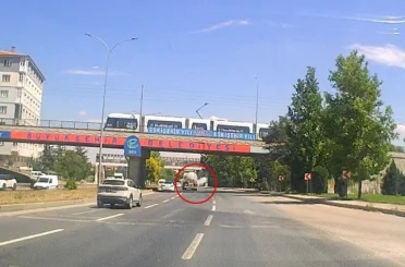 Eskişehir’de tankerin lastiğinin bomba gibi patladığı anlar kamerada 