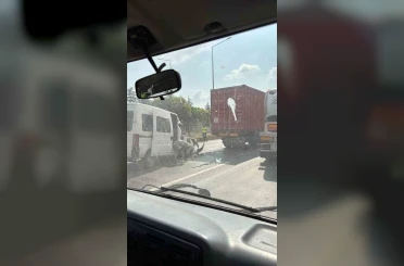 Eskişehir’de tıra arkadan çarpan minibüsün sürücüsü araçta sıkıştı 