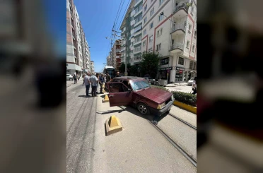Eskişehir’de trafik kazası sebebiyle tramvay seferleri aksadı 
