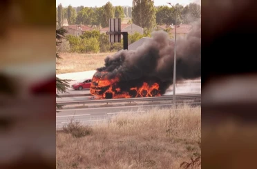 Eskişehir’de yanan kamyon adeta alev topuna döndü 