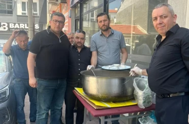 Eskişehir’de yaşayan Aşağı Piribeyli köylüleri vatandaşlara aşure ikramında bulundu 
