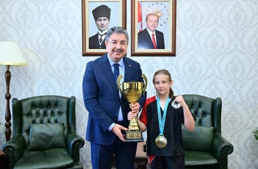 Eskişehir’in gururu Asel Özdalgın, Vali Erdinç Yılmaz’ı ziyaret etti 