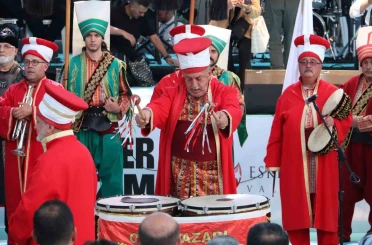 Eskişehirliler 15 Temmuz için tek yürek oldu, meydanda adım atacak yer kalmadı 