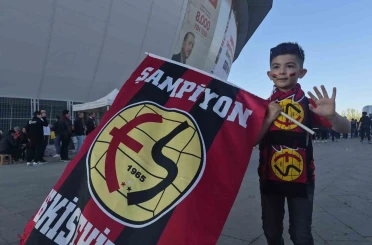 Eskişehirspor’a kumbarasını bağışlayan minik Buğra takımını yalnız bırakmıyor 