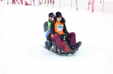 Eşler, Sevgililer Günü’nde birbirini en hızlı çekmek için yarıştı 