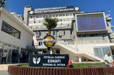 Esnafın tabutu Denizli Büyükşehir Belediyesinin önüne bırakıldı 