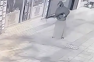Etek giyip iş yeri kurşunladılar, polis ekiplerinden kaçamadılar
