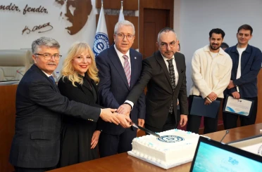 EÜ Senatosu’nda gururlandıran başarı pastayla kutlandı 