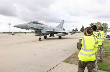 Eurofighter Typhoon tedarik projesi kapsamında İngiltere’de uçak bakım tesisleri incelendi
