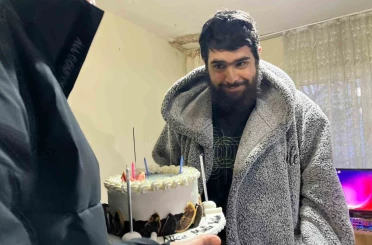 Evden çıkmayan telefon bağımlısı genç 25. yaşına bilgisayar başında girdi 