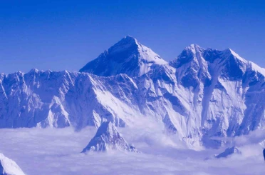 Everest’te kurtarılmayı bekleyen 200 dağcı tahliye edildi 