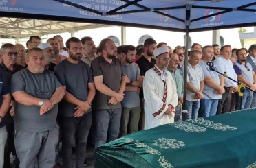 Evinde baygın bulunan çocuk son yolculuğuna uğurlandı 