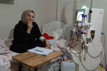 Evinde kendi diyalizini kendisi uyguluyor 