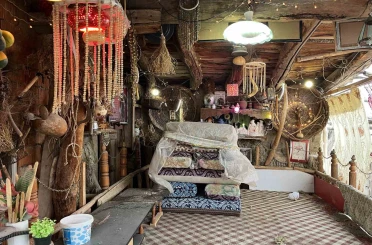 Evinin bahçesini topladığı eşyalarla müzeye çevirdi 