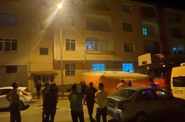 Evinin balkonundan atlamak isteyen şahsı, polisler ikna etti 