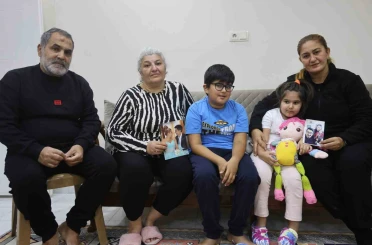 Evladından bahsederken gözyaşlarına boğulan anneanne, depremde kaybettiği kızının emaneti olan torunlarına hem annelik hem de babalık yapıyor 