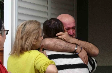 Evleri yanan genç kızı anne ve babası sarılarak teselli etti 