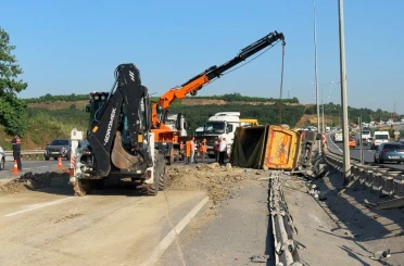 Eyüpsultan’da hafriyat kamyonu devrildi: 2 yaralı 