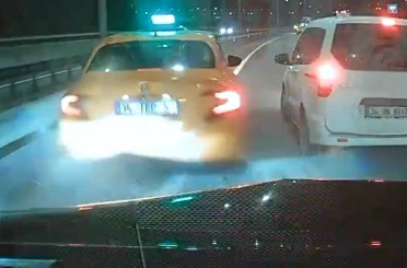 Eyüpsultan’da iki sürücünün inatlaşması zincirleme kaza ile bitti 