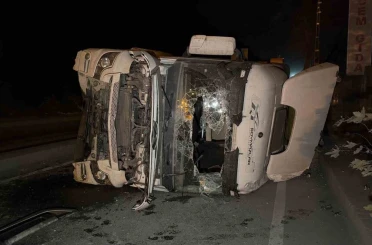 Eyüpsultan’da kontrolden çıkan hafriyat kamyonu yan yattı. 1 yaralı 