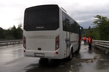Eyüpsultan’da kontrolden çıkan servis aracı kaza yaptı: 3 yaralı 