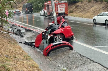 Eyüpsultan’da sağanak yağış nedeniyle kayan yolda direğe çarptı, hayatını kaybetti 