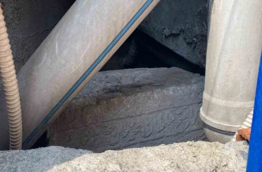Eyüpsultan’da üzerinden borular geçen türbe harabeye döndü 