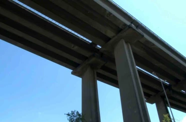 Eyüpsultan’da viyadükten dökülen beton parçaları tehlike saçtı: Park halindeki araç zarar gördü 