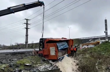 Eyyüpsultan’da kar küreme aracı buzlu yolda devrildi: 1 yaralı 