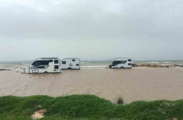 Ezine’de karavanlar su altında kaldı 