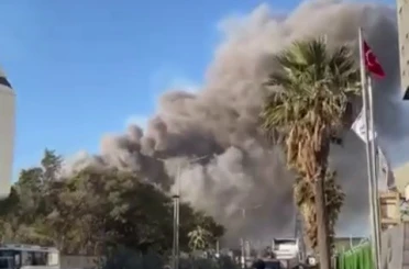 Fabrikada yaşanan patlamayla yükselen duman paniğe neden oldu 