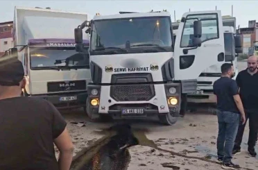 Facianın eşiğinden dönüldü: Freni boşalan kamyon 2 kamyona çarptı, parka metreler kala durdu 