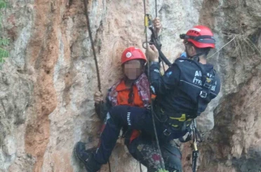 Falezlerde mahsur kalan kadın itfaiyenin zorlu operasyonuyla kurtarıldı 