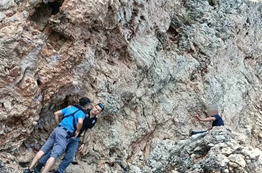 Falezlerin denizle buluştuğu kayalıklara çıktı, ekipleri alarma geçirdi 