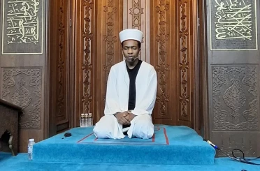 Farklı ülkelerden gelen öğrenciler teravih namazı kıldırıyor 