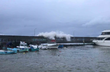 Faroz Limanı’nı dev dalgalardan korumak için 21 tonluk beton blokların dökümü sürüyor 