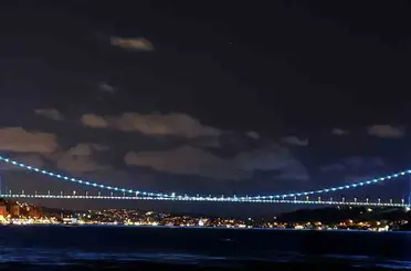 Fatih Sultan Mehmet Köprüsü turkuaz renge büründü
