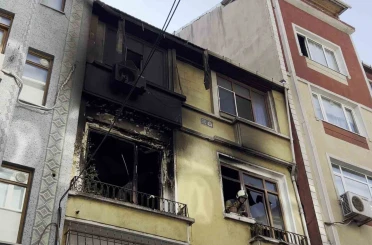 Fatih’te 2 katlı binada çıkan yangında mahsur kalan 4 kişi kurtarıldı 