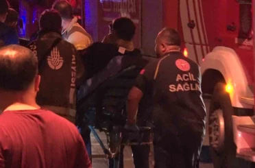 Fatih’te 4 katlı binada çıkan yangında bir itfaiye eri yaralandı 