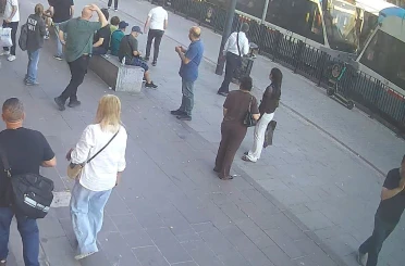 Fatih’te 6 yaşındaki çocuk raylara düşerek hayatını kaybetmişti: Olay anında vatandaşların yaşadığı panik kamerada 