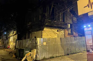 Fatih’te ahşap ve tarihi metruk binada kısmi çökme