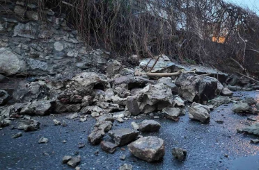 Fatih’te istinat duvarı çöktü 