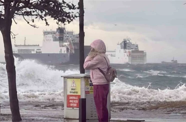 Fatih’te lodos nedeniyle adeta denizle kara birleşti 