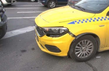 Fatih’te motosiklet ile taksi çarpıştı: Motosikletli yola savruldu 