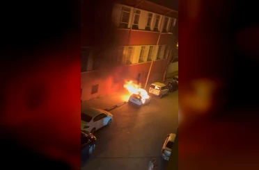 Fatih’te park halindeki otomobili ateşe verdi: Şüphelinin 42 suç kaydı çıktı 