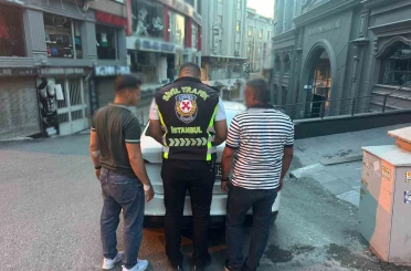 Fatih’te taksi şoförünün aracını tekmeleyen sürücü tutuklandı 