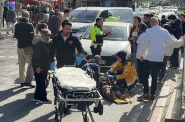 Fatih’te yolun karşısına geçmeye çalışan yaşlı kadına otomobil çarptı 