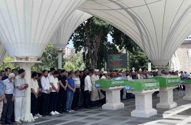 Feci kazada hayatını kaybeden aile yan yana toprağa verildi 